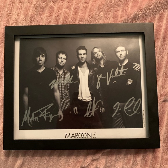 Autographed Maroon 5 photo - Picture 1 of 3